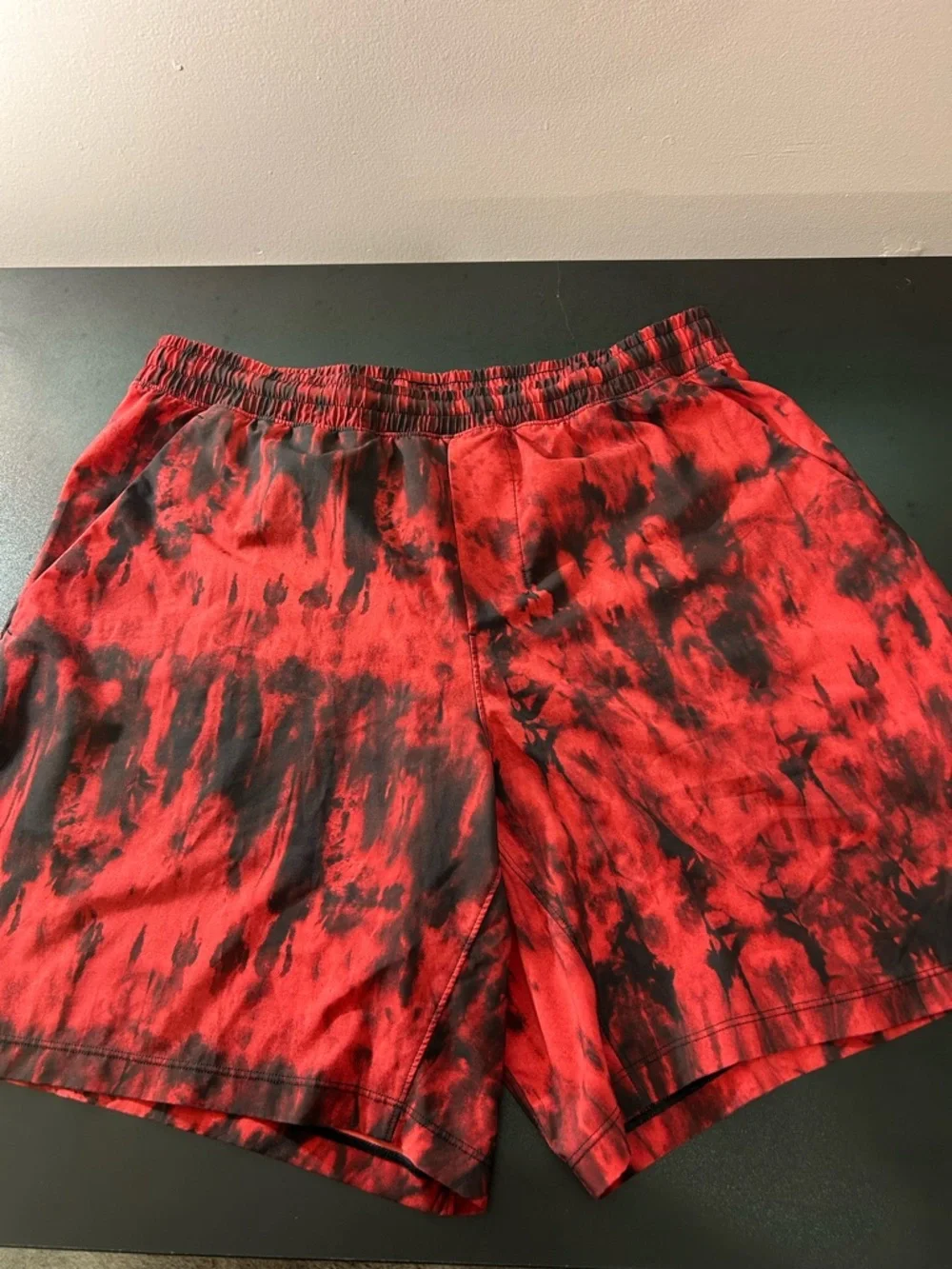 Lululemon Pace Breaker Short 7” Men’s Large Red Black Tie Dye Athletic Running